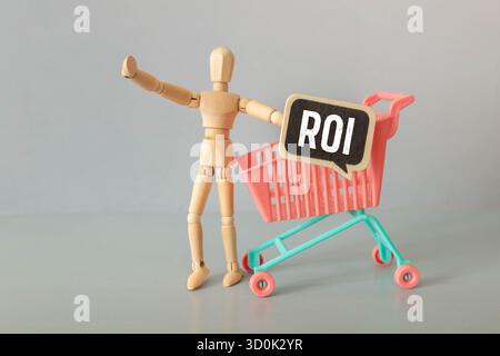 Bloc cube lettres en bois roi et pile de pièces de monnaie floue avec graphique croissant blanc comprenant l'espace de copie. Pour le concept financier de retour sur investissement Banque D'Images