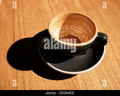 Une tasse de café cappuccino qui est terminée Banque D'Images