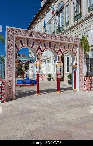 Arches de style mauresque ornant la cour en face du Conseil de district de Silves, Algarve, Portugal Banque D'Images