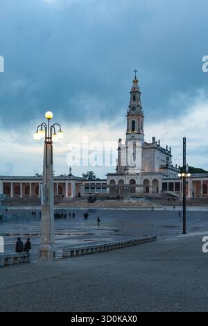 Le sanctuaire de Fatima au crépuscule après un jour de pluie, où les pèlerins chrétiens se réunissent traditionnellement en mai et octobre de chaque année - Portugal. Banque D'Images