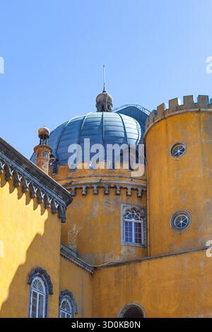 Détails de l'architecture colorée du Palais National de Pena, un palais romantique situé à Sintra, sur la Riviera portugaise, Portugal. Banque D'Images