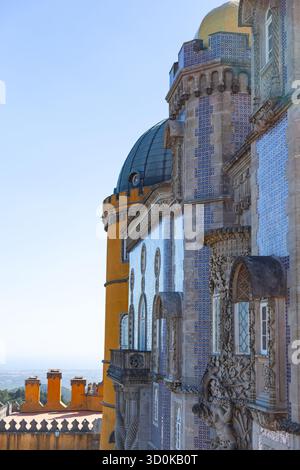 Détails de l'architecture colorée du Palais National de Pena, un palais romantique situé à Sintra, sur la Riviera portugaise, Portugal. Banque D'Images