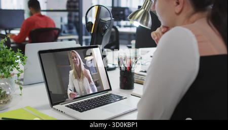 Menton reposant sur la main, femme rejoignant la conférence au bureau ouvert avec ordinateur portable, espace de copie Banque D'Images