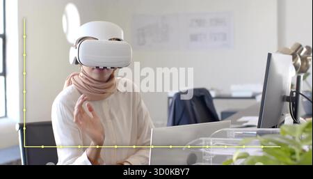Femme interagissant en foulard beige et chemisier blanc levant la main au bureau, avec casque VR Banque D'Images