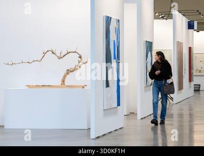 Toronto, Canada. 23 octobre 2025. Une femme visite le Art Toronto 2025 à Toronto, Canada, Oct. 23, 2025. Avec plus de 100 galeries internationales, installations, espaces de projet et plus encore, la foire d'art se tient ici du 23 au 26 oct. Crédit : Zou Zheng/Xinhua/Alamy Live News Banque D'Images