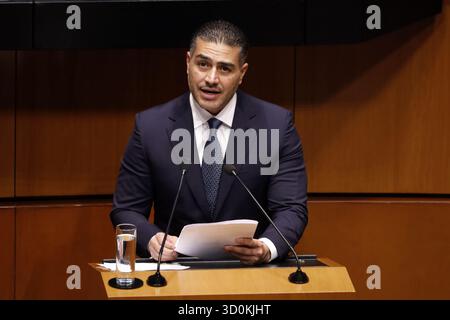 Non exclusif : le Secrétaire à la sécurité et à la protection des citoyens, Omar Garcia Harfuch, intervient lors d’une séance pour sa comparution au Sénat de la République Banque D'Images