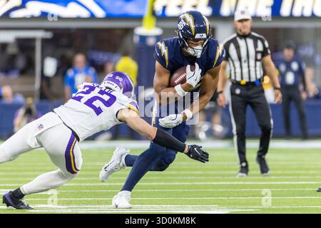 Los Angeles, États-Unis. 23 octobre 2025. Los Angeles Chargers Tight End Oronde Gadsden #86 échappe à une tentative de tackle par Harrison Smith #22 des Vikings du Minnesota lors d'un match de football de la NFL au SoFi Stadium. Score final ; Los Angeles Chargers 37 :10 Minnesota Vikings crédit : SOPA images Limited/Alamy Live News Banque D'Images
