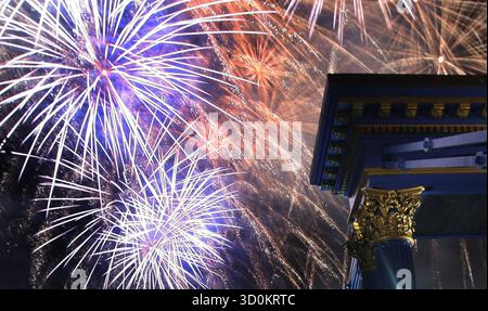 Dossier photo datée du 05/11/09 d'un feu d'artifice au-dessus de la rivière Clyde à Glasgow. Police Scotland apporte plus de ressources que jamais pour lutter contre les crimes liés aux feux d'artifice à l'approche de Bonfire Night. L'effort de la force pour freiner de tels incidents, baptisé opération Moonbeam 2025, verra des officiers spécialisés de l'ordre public rejoindre les divisions policières locales à travers l'Écosse. Date d'émission : vendredi 24 octobre 2025. Banque D'Images