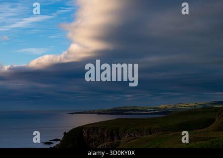 Vue de St Abbs dirigez-vous vers Eyemouth sous les nuages spectaculaires du matin Banque D'Images