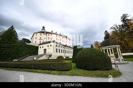 PHOTO THÉMATIQUE - le château Renaissance d'Ambras à Innsbruck, Autriche, photographié le jeudi 23 octobre 2025. Au premier plan, l'aile avec la salle espagnole, - 20251023 PD14196 crédit : APA-PictureDesk/Alamy Live News Banque D'Images