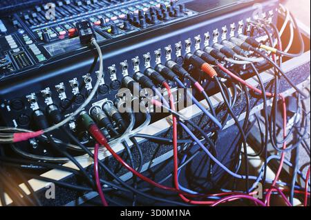 Console de mixage numérique. Panneau de commande du mixeur sonore, gros plan des faders audio Banque D'Images