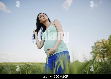 Belle brune femme enceinte à champ couronne Banque D'Images