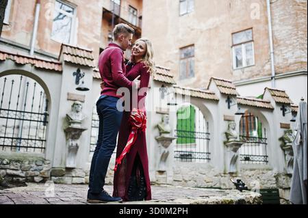 Beau jeune couple mode dans une robe rouge à l'histoire d'amour à la vieille ville Banque D'Images