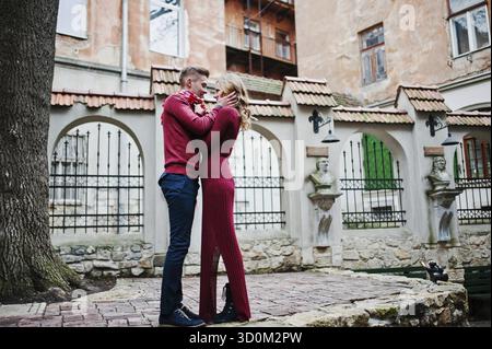 Beau jeune couple mode dans une robe rouge à l'histoire d'amour à la vieille ville Banque D'Images