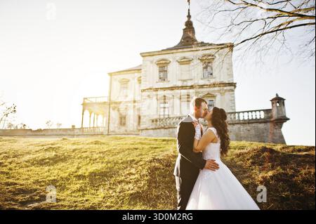Charmant couple de mariage à la mode et dans l'amour des vieux millésime château Banque D'Images