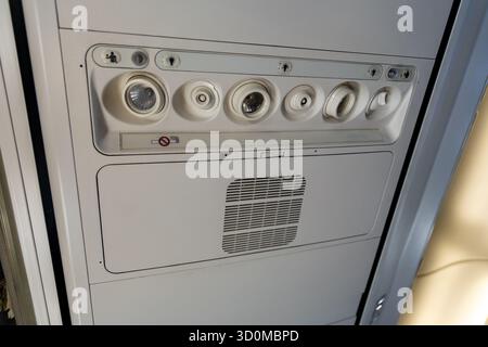 gros plan du panneau de l'unité de service passagers d'un avion Banque D'Images