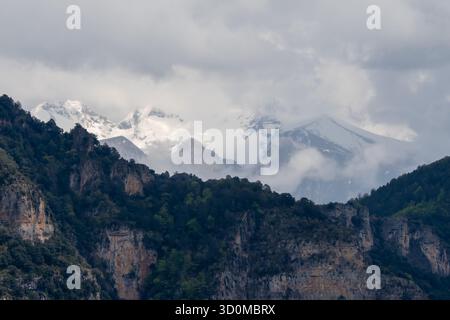 pyrénées espagnoles montagnes enneigées avec une faible couverture nuageuse Banque D'Images