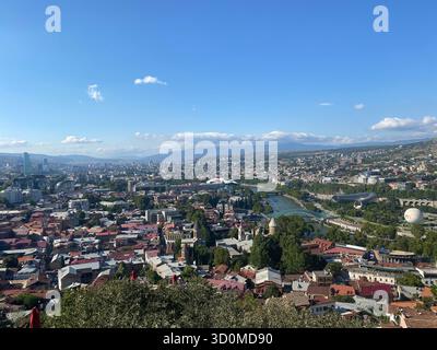 Vue panoramique de Tbilissi, la capitale de la Géorgie. Vue panoramique de Tbilissi, capitale de la Géorgie. L'horizon de la ville, les montagnes, la rivière, les principaux monuments Banque D'Images