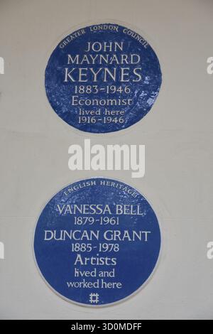 Plaques bleues indiquant la maison de John Maynard Keynes, Vanessa Bell et Duncan Grant, Bloomsbury, Camden, Londres, Royaume-Uni Banque D'Images