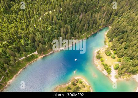 Vue aérienne des eaux turquoises chatoyantes du lac Caumasee niché au milieu des forêts verdoyantes denses, Flims, Graubünden, Suisse. Banque D'Images