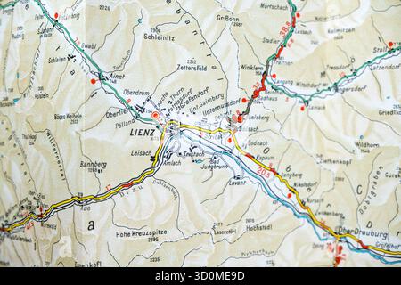 Carte routière vintage montrant Lienz (Autriche) et les rivières Drau/Isel dans les Alpes. Banque D'Images