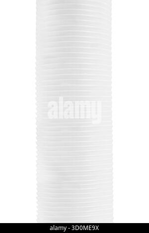 Tuyau d'eau de drainage ondulé flexible en plastique blanc isolé sur gros plan blanc Banque D'Images