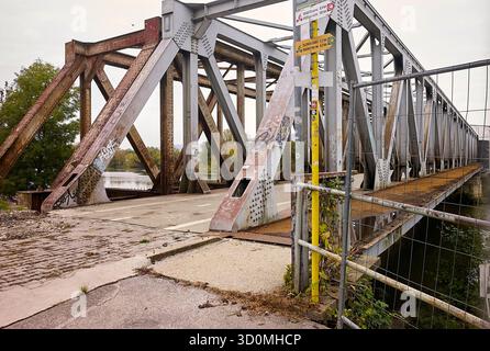 Trencin, Slovaquie. 24 octobre 2025. L'ancien pont ferroviaire doit être transformé en un 'pont de fiesta' avec des événements gastronomiques et artistiques. Avec Oulu en Finlande, Trencin est la capitale européenne de la culture 2026. Crédit : Michael Heitmann/dpa/Alamy Live News Banque D'Images