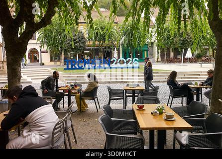 Trencin, Slovaquie. 24 octobre 2025. Cafés et restaurants bordent le centre de Mierove namestie (place de la paix) dans la ville slovaque de Trencin, qui est la capitale européenne de la culture 2026 aux côtés d'Oulu en Finlande. Crédit : Michael Heitmann/dpa/Alamy Live News Banque D'Images