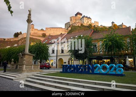 Trencin, Slovaquie. 24 octobre 2025. Vue de la colonne mariale de 1712 avec le château médiéval en arrière-plan à Trencin (Tren·ín) en Slovaquie, qui est la capitale européenne de la culture 2026 aux côtés d'Oulu en Finlande. Crédit : Michael Heitmann/dpa/Alamy Live News Banque D'Images