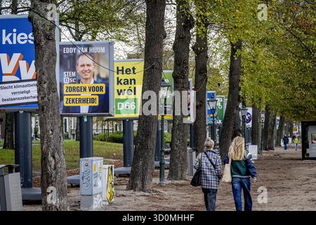 LA HAYE – affiches électorales de divers partis politiques. Les élections législatives anticipées auront lieu le 29 octobre 2025. ANP /HOLLANDSE HOOGTE /ROBIN UTRECHT pays-bas Out - belgique Out Banque D'Images