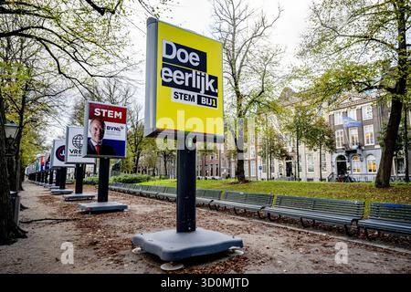LA HAYE – affiches électorales de divers partis politiques. Les élections législatives anticipées auront lieu le 29 octobre 2025. ANP /HOLLANDSE HOOGTE /ROBIN UTRECHT pays-bas Out - belgique Out Banque D'Images