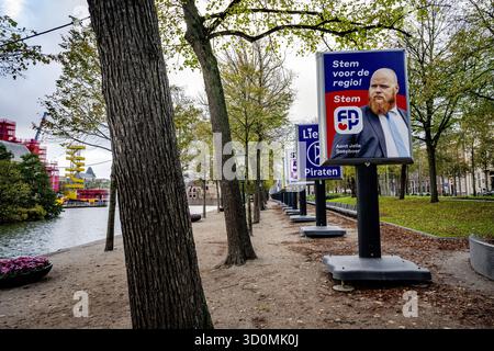 LA HAYE – affiches électorales de divers partis politiques. Les élections législatives anticipées auront lieu le 29 octobre 2025. ANP /HOLLANDSE HOOGTE /ROBIN UTRECHT pays-bas Out - belgique Out Banque D'Images