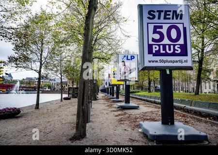 LA HAYE – affiches électorales de divers partis politiques. Les élections législatives anticipées auront lieu le 29 octobre 2025. ANP /HOLLANDSE HOOGTE /ROBIN UTRECHT pays-bas Out - belgique Out Banque D'Images
