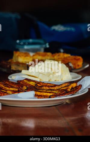 Plantains frits et fromage traditionnel du Costa Rica sur une table rustique Banque D'Images
