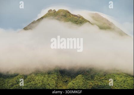 Volcan Arenal entouré de nuages épais la Fortuna Costa Rica Banque D'Images