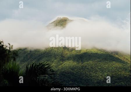 Pic du volcan Arenal à travers les nuages et la Fortuna Costa Rica Banque D'Images
