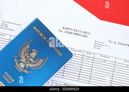KIEV, UKRAINE - 27 JANVIER 2024 Kartu keluarga carte d'identité familiale avec passeport indonésien gros plan Banque D'Images
