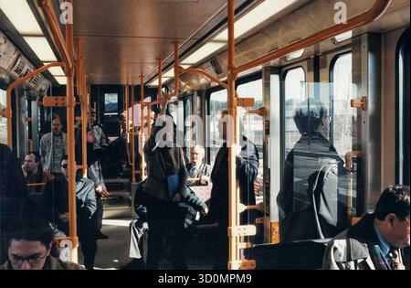US, USA, Portland, 1998-02-04 : vue à l'intérieur d'un train léger du MAX - Metropoitan Area Express. MAX a été équipé de véhicules et de la technologie ferroviaire par Siemens Transportation Systems et dessert Portland, Oregon, et les environs. [traduction automatique] Banque D'Images