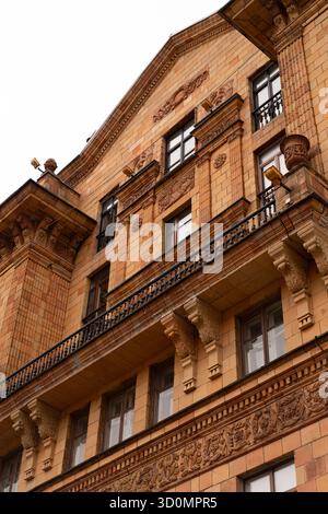 Faible angle de détails architecturaux en terre cuite sur le bâtiment classique Banque D'Images