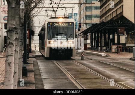 ÉTATS-Unis, États-Unis, Portland, 1998-02-04 : arrêt du MAX - Metropoitan Area Express - système de train léger DANS ET AUTOUR DE PORTLAND, OREGON, qui a été équipé de véhicules et de la technologie ferroviaire par Siemens Transportation Systems. [traduction automatique] Banque D'Images