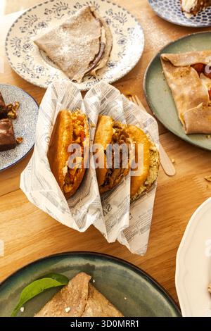 Arepas et crêpes créant un brunch varié étalé sur une table en bois Banque D'Images