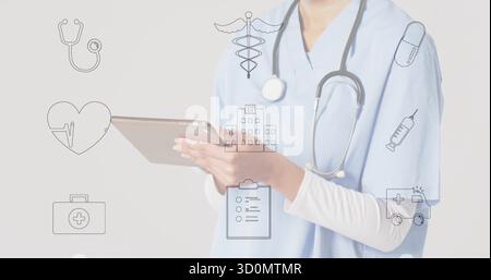 Port de gommages, stéthoscope, infirmière avec tablette montrant des superpositions d'icônes médicales dans le studio, espace de copie Banque D'Images