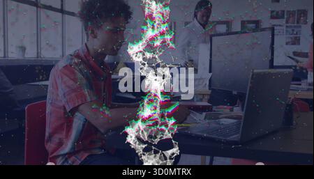 Examinant la femme dans la chemise à carreaux examinant le document au bureau avec ordinateur portable, recouvrement de pépins, espace de copie Banque D'Images