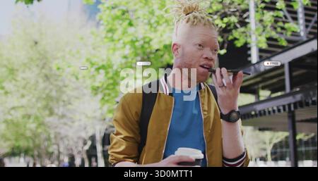 Homme albinos parlant dans le téléphone sous la canopée de trottoir tenant tasse à café portant sac à dos montre-bracelet. Urbain, décontracté, moderne, technologie, professionnel, Banque D'Images