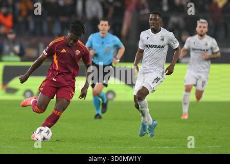 23 octobre 2025, stade Olimpico, Rome, Italie ; match de football de l'UEFA Europa League ; Roma contre Viktoria Plzen ; Manu Kone de l'AS Roma Banque D'Images