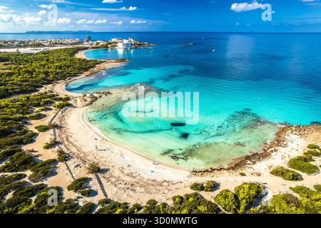 Majorque. Es Trenc plage et Colònia de Sant Jordi vue panoramique aérienne, îles Baléares en Espagne Banque D'Images