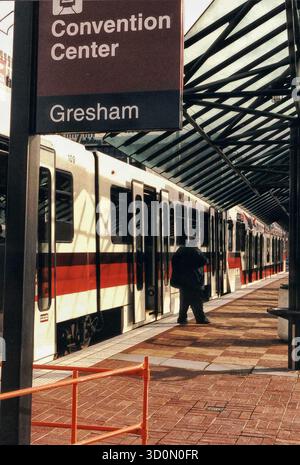 US, USA, PORTLAND, 1998-02-04 : TUNNEL WESTSIDE DU MAX - METROPOITAN AREA EXPRESS - DANS ET AUTOUR DE PORTLAND, OREGON, AGRANDI PAR SIEMENS TRANSPORTATION SYSTEMS. La photo montre l'arrêt Gresham du Centre de congrès. [traduction automatique] Banque D'Images