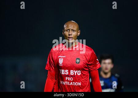 Hvidovre, Danemark. 23 octobre 2025. Ayo Simon Okosun (6 ans) de Hvidovre vu lors du match de Betinia Liga entre Hvidovre IF et HB Koge au Pro ventilation Arena de Hvidovre. Crédit : Gonzales photo/Alamy Live News Banque D'Images