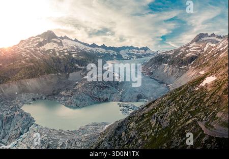 Prise de vue par drone du glacier du Rhône et source du Rhône dans les Alpes suisses Banque D'Images