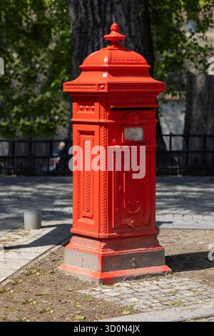 Bruges, Belgique - 19 mai 2023 : ancienne boîte aux lettres rouge historique située sur la place à côté de Wijngaardplein Banque D'Images